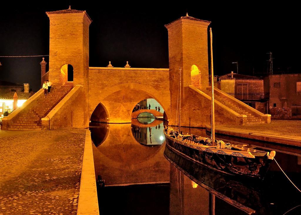 Palazzo Spada - Attico Con Terrazza Vista Fiume In Centro Codigoro Luaran gambar