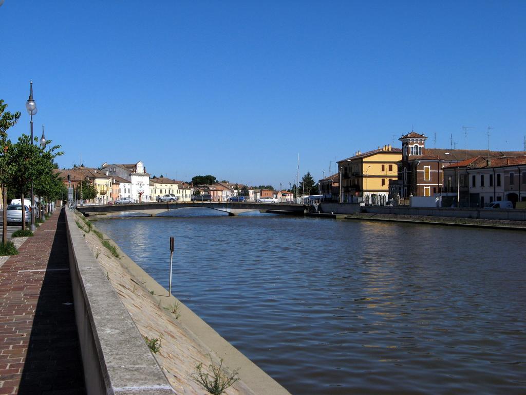Palazzo Spada - Attico Con Terrazza Vista Fiume In Centro Codigoro Luaran gambar